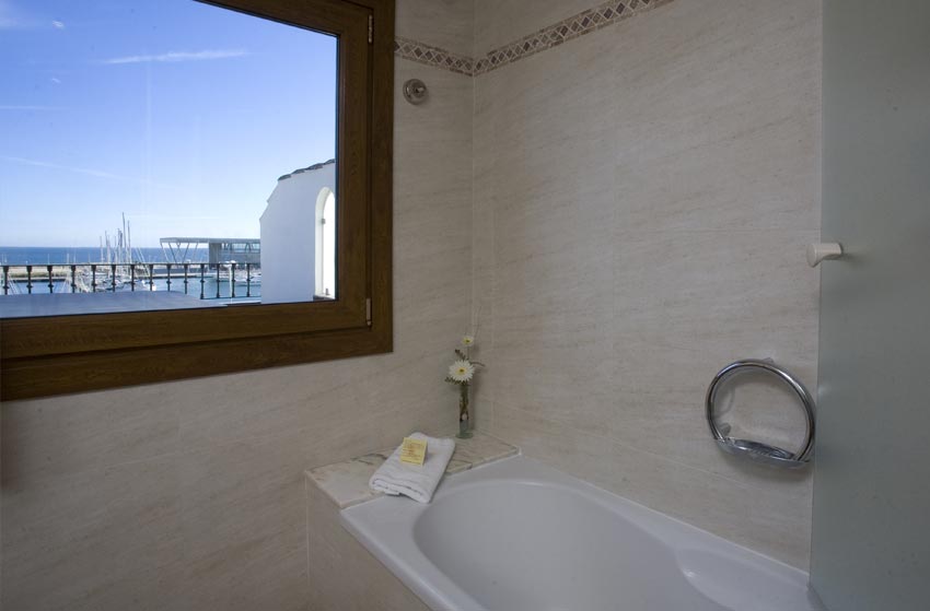 El Baño Habitación Suite con piscina relajante y Vistas al puerto y al mar Hotel La Posada del Mar Denia 3