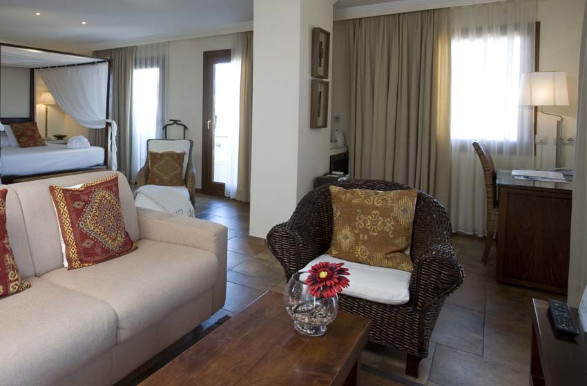 Habitación Suite con piscina relajante y Vistas al puerto y al mar Hotel La Posada del Mar Denia 3
