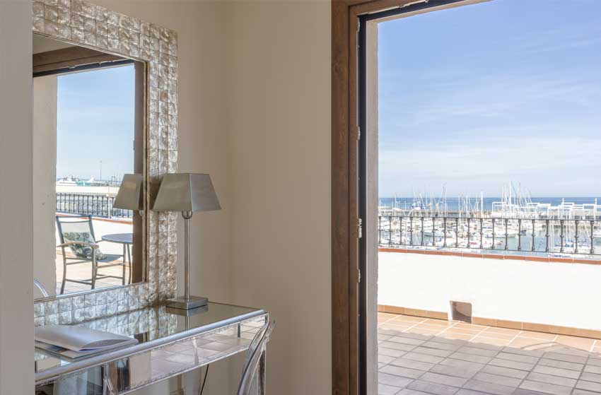 Habitación Suite con piscina relajante y Vistas al puerto y al mar Hotel La Posada del Mar Denia 6